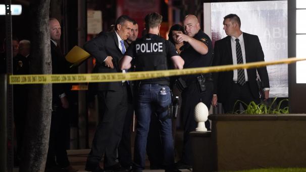 <p>Mehrere Ermittler stehen vor einem Bürogebäude. In der Stadt Orange im US-Bundesstaat Kalifornien sind mehrere Menschen durch Schüsse getötet worden.</p>