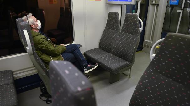 <p>In Zügen Richtung Küste dürfen Bahnreisende über zwölf Jahren derzeit nur am Fenster sitzen.</p>