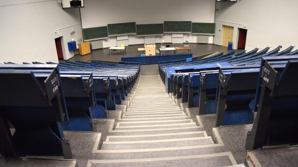 <p>Ein leerer Hörsaal der Ruhr-Universität Bochum. Für knapp 77.000 Studierende an 70 Hochschulen in Nordrhein-Westfalen beginnt im April das Sommersemester.</p>