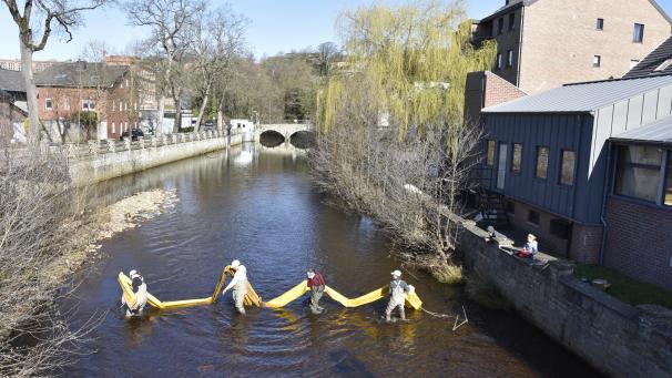 <p>Eine schwimmende Barriere wird drei Wochen lang in der Weser dafür sorgen, dass der Müll sich dort ansammelt.</p>