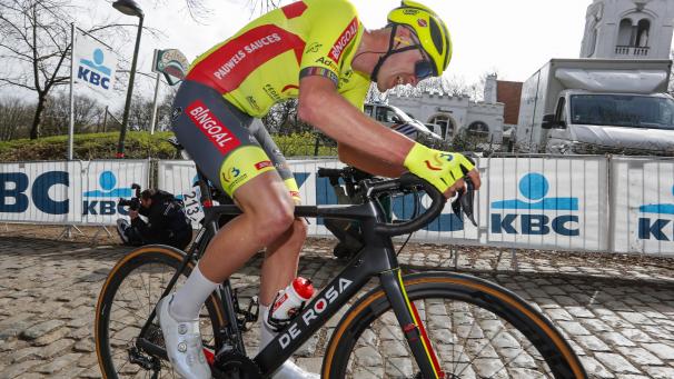 <p>Völlig entkärftet musste Laurenz Rex aam Mittwoch bei Dwaaars door Vlaanderen aufgeben.</p>