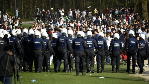 <p>Die Polizei begann am frühen Donnerstagabend, den Park zu räumen.</p>