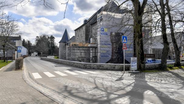 <p>Die Bauarbeiten an der Burgstraße in Raeren sind abgeschlossen. Letzte Mehrkosten des Projekts wurden in der vergangenen Woche vom Gemeinderat genehmigt.</p>