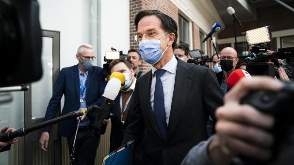<p>Seit zehn Jahren schon ist Mark Rutte Ministerpräsident der Niederlande. Am „Teflon-Premier“ gleiten Probleme eigentlich immer ab. Doch nun bringt ihn eine Unwahrheit in Not.</p>