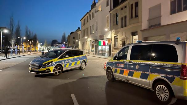 <p>Weil ein Mann in Euskirchen einen Hotelmitarbeiter als Geisel genommen hatte, sperrten Polizeiwagen die Straße ab.</p>