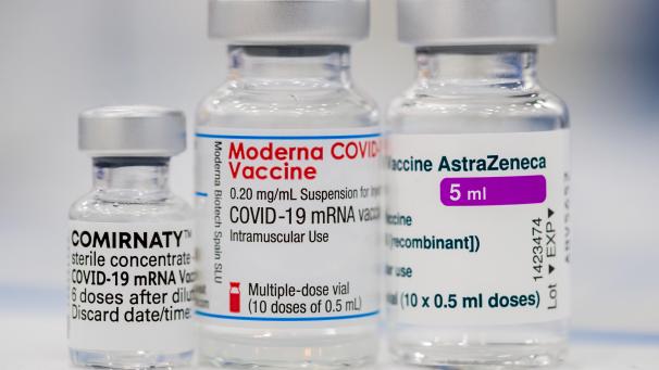 <p>Ein Fläschchen der Corona-Impfstoffe von Pfizer-BioNTech (l-r), Moderna und AstraZeneca stehen auf einem Tisch.</p>