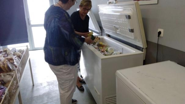 <p>Marie-Hélène Düsseldorf und eine ehrenamtliche Mitarbeiterin in der Lebensmittelbank: Immer mehr Menschen nehmen diese Form der Hilfe in Anspruch.</p>