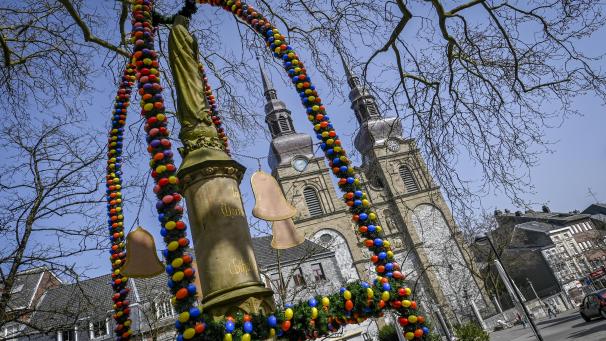 <p>Österlich bunt geschmückt präsentiert sich der Marienbrunnen in diesen Tagen auf dem Eupener Marktplatz, nur einen Steinwurf von der Oberstädter St.Nikolaus-Pfarrkirche entfernt.</p>