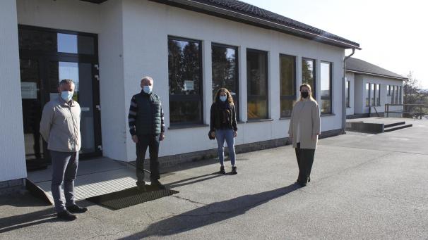 <p>Einrichtung eines Dorf-Büros in Amel: Zu erkennen sind auf dem Bild Bürgermeister Eric Wiesemes, Bibliothekar Clemens Peters, die zuständige Schöffin Anna Pauels sowie Ministerin Isabelle Weykmans (von links).</p>