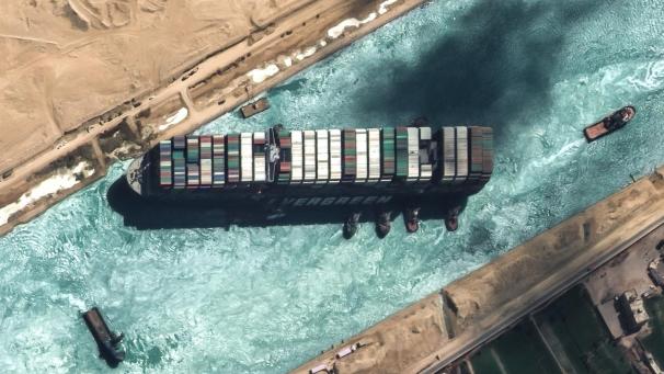 <p>Das auf Grund gelaufene Containerschiff „Ever Given“ blockierte den Suezkanal. Jetzt ist der Schifffahrtskanal wieder frei.</p>