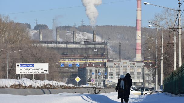 <p>Fußgänger nutzen einen Gehweg in der Stadt Nowokusnezk in Sibirien. Dort liegt Russlands größtes Kohlerevier.</p>