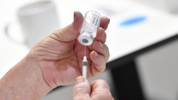 <p>Vier Stimmen fehlten Montag im DG-Parlament, um das Einladungssystem und damit die belgische Impfkampagne erst einmal auszuhebeln. 16 Abgeordnete ließen sich zum Glück nicht beirren.</p>