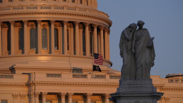<p>Die amerikanische Flagge weht am Kapitol auf halbmast, nachdem ein Angreifer an einem Zugang zum Sitz des US-Kongresses mit einem Auto in zwei Polizisten gefahren ist.</p>