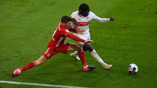 <p>Bayerns Stürmerstar Robert Lewandowski (links) im Duell mit Stuttgarts Tanguy Coulibaly</p>