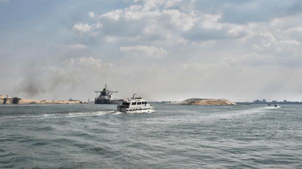 <p>Schiffe fahren durch den Suezkanal. Nach tagelanger Blockade durch einen quergestellten Riesenfrachter gibt es im Suezkanal wieder Schiffsbewegung.</p>