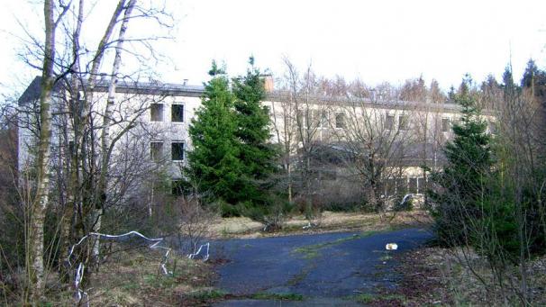 <p>Party-Hungrige haben am Karfreitag in Gondenbrett auf einer ehemaligen US-Base eine Corona-Party gefeiert. Beamte lösten die illegale Veranstaltung auf.</p>