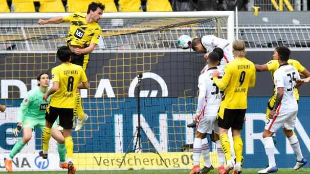 <p>Frankfurts Mittelfeldspieler Stefan Ilsanker köpft ins Tor. Der Treffer wurde später nach Videobeweis annuliert.</p>