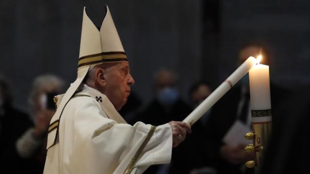 <p>Papst Franziskus zelebriert die Osternacht in einem fast leeren Petersdom.</p>
