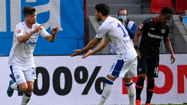 <p>Schalkes Stürmer Klaas Jan Huntelaar (links) jubelt mit Schalkes Stürmer Goncalo Paciencia über seinen Treffer zum 2:1.</p>