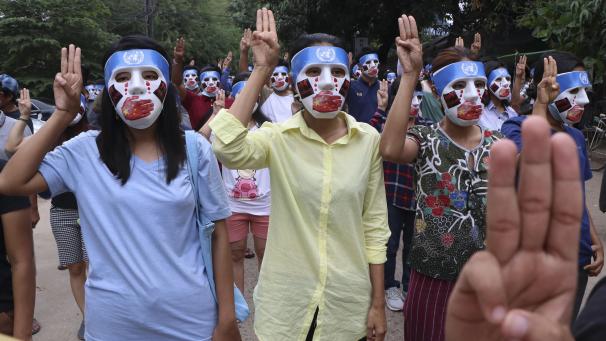 <p>Junge Demonstranten zeigen den Drei-Finger-Gruß als Zeichen des Widerstands und tragen Masken, auf denen das Logo der Vereinten Nationen, eine rote Hand über dem Mund, rote Tränen und Aufkleber mit der Aufschrift Save Myanmar (Rettet Myanmar) zu sehen ist.</p>