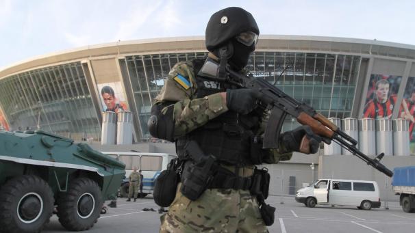 <p>Ukrainische Streitkräfte vor der Donbass Arena in Donezk</p>