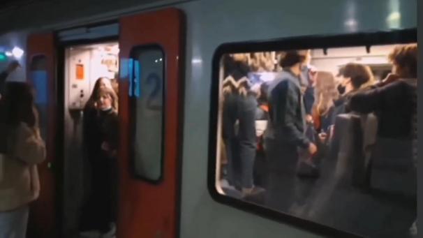 <p>Volles Haus: In einem Zug der SNCB war am Freitagabend mächtig was los.</p>