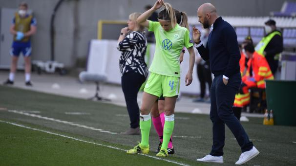 <p>Wolfsburgs Kathrin Hendrich spricht mit Wolfsburgs Trainer Stephan Lerch.</p>