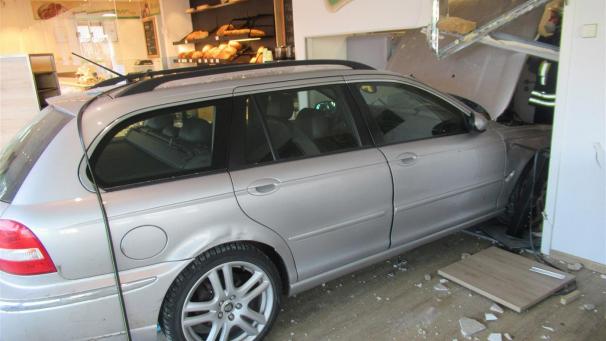 <p>Ein 87 Jahre alter Autofahrer hat in Dahlem im Kreis Euskirchen die Kontrolle über sein Fahrzeug verloren und ist in eine Bäckerei gefahren.</p>