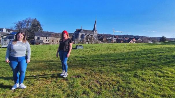 <p>Noelia Alvarez und Nadia Houbleu (v.l.) auf der Wiese, auf der das Immobilienprojekt gebaut werden soll.</p>