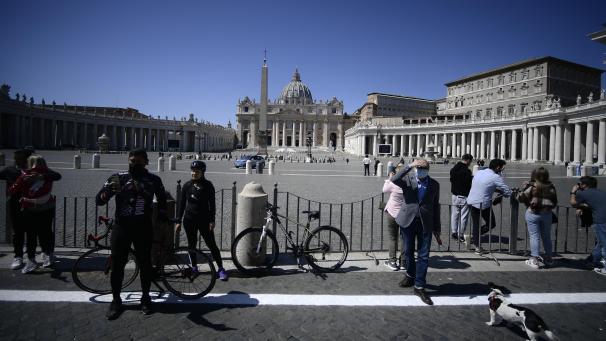 <p>Der Petersplatz, auf dem sonst Tausende dem Papst-Segen „Urbi et Orbi“ (Für die Stadt und den Erdkreis) folgen, blieb am Sonntag - wie an den anderen Festtagen - fast leer. Franziskus sprach den Segen im Dom.</p>