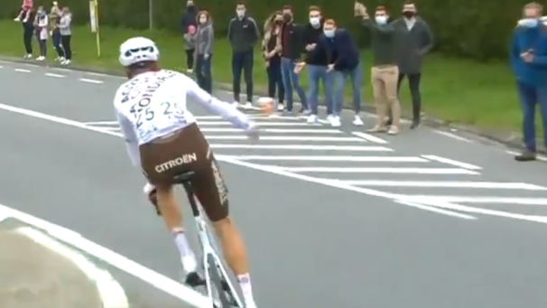 <p>Schär warf seine Flasche an den Straßenrand.</p>