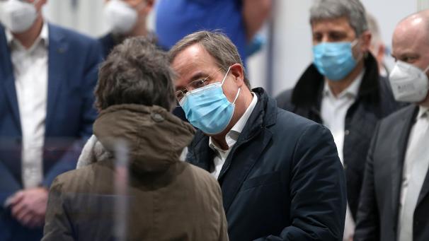 <p>Armin Laschet, Ministerpräsident von Nordrhein-Westfalen, spricht mit einer Impfkandidatin im Aachener Impfzentrum.</p>