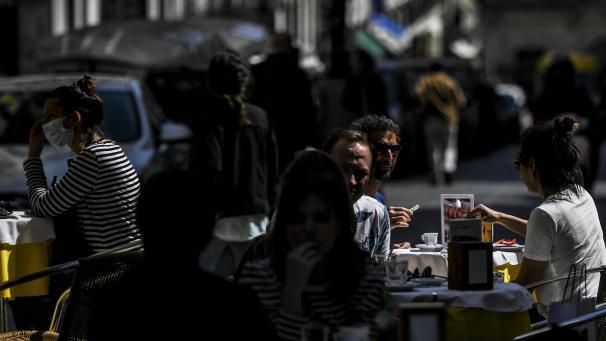<p>Seit Montag dürfen in Portugal Gastronomiebetriebe wie Kneipen, Cafés und Restaurants erstmals nach gut zweieinhalb Monaten wieder Gäste empfangen.</p>