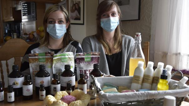<p>Sarah De la Haye (l.) und Julia Hölscher sind in der Coronazeit in eine Seifenproduktion aus natürlichen Zutaten gestartet. Umweltverträgliche und hautfreundliche Inhaltsstoffe stehen im Fokus.</p>