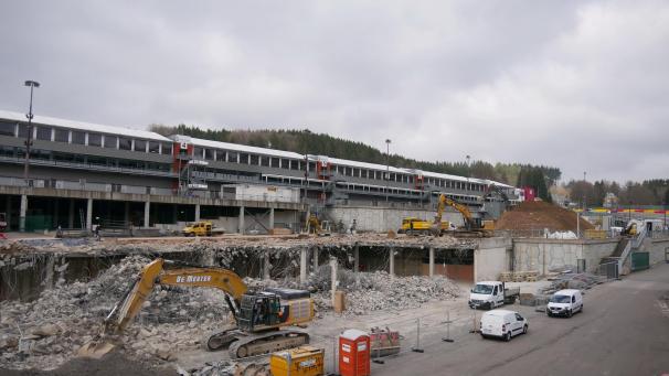 <p>Die Arbeiten der auf insgesamt 80 Millionen Euro taxierten Modernisierung haben im Bereich des Formel-1-Fahrerlagers begonnen. Doch auch in die Sicherheit der Rennstrecke wird gezielt investiert, um wieder Motorradrennen in Spa-Francorchamps austragen zu können.</p>