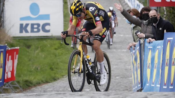<p>Akku leer: Wout van Aert „quälte“ sich kurz vor dem Ziel.</p>