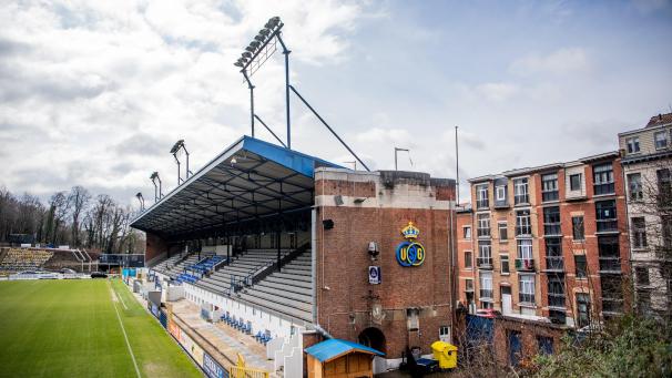 <p>Die altehrwürdige Haupttribüne, die an der Chaussée de Bruxelles liegt, steht unter Denkmalschutz.</p>