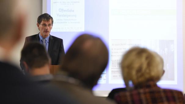 <p>In einer Mitteilung gab der ostbelgische Historiker Carlo Lejeune am Dienstag bekannt, dass er künftig auf seinen Doktortitel verzichten werde.</p>