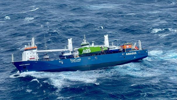 <p>Der Mehrzweckfrachter „Eemslift Hendrika“ liegt zur Seite geneigt im Wasser. Der niederländische Frachter ist am Ostermontag bei schwerem Wetter vor Norwegen in Seenot geraten.</p>