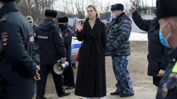 <p>Anastasia Vasilyeva, Vorsitzende der Gewerkschaft „Allianz der Ärzte“, spricht mit Polizisten vor dem Straflagers IK-2.</p>