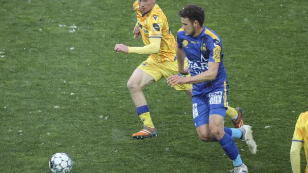 <p>Christian Brüls (links), hier im Zweikampf mit Louis Verstraete, erzielte zwar keinen der vier Sint-Truidener Treffer, zeigte aber trotzdem eine starke Leistung bei Waasland-Beveren.</p>