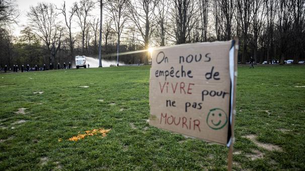 <p>„On nous empêche de vivre pour ne pas mourir“ (zu Deutsch: Wir werden daran gehindert zu leben, um nicht zu sterben): Mit der als Aprilscherz getarnten Party wollten die Macher ein Zeichen für die Versammlungsfreiheit setzen.</p>