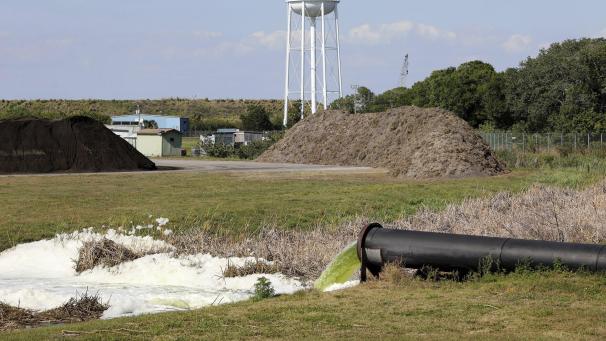 <p>Abwasser fließt aus einem Rohr in einen Entwässerungsgraben am Port Manatee. Die Gefahr einer Umweltkatastrophe durch ein Leck im Abwasserbecken eines früheren Phosphat- und Düngemittelwerks im US-Bundesstaat Florida ist vorerst gebannt.</p>