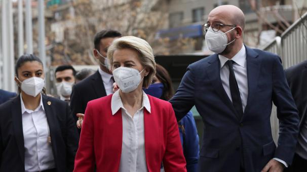 <p>EU-Kommissions-Präsidentin Ursula von der Leyen (links) neben Ratspräsident Charles Michel</p>