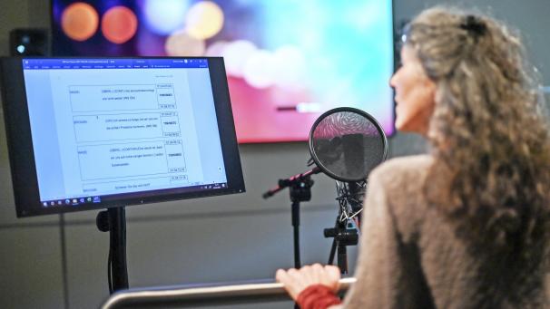 <p>Schauspielerin Ulrike Johannson steht im Studio der Arena Synchron. Statt mit Dialogbüchern aus Papier wird bei Arena Synchron mit Monitoren gearbeitet.</p>