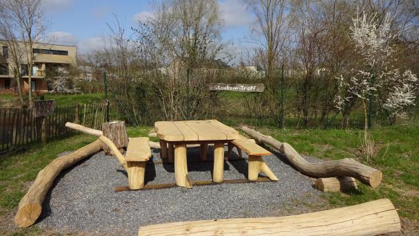 <p>Auf ansprechende Sitzgelegenheiten aus Eiche und Zeder können Spaziergänger und Anwohner fortan neben dem Weiher in Stockem zurückgreifen. Das Projekt hierzu stieß die Nachbarschaftsinitiative des Viertels an.</p>