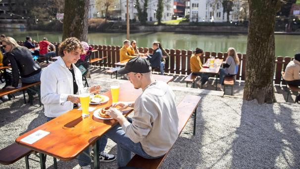 <p>Ein Biergarten im deutschen Tübingen, wo die Menschen bei einem negativen Corona-Testergebnis u.a. in der Außengastronomie bewirtet werden können.</p>
