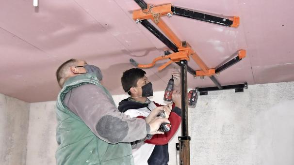 <p>Der 14-jährige „Schnupperer“ Alrik Königstein erhält Einblicke in zahlreiche Tätigkeiten auf einem Bau.</p>