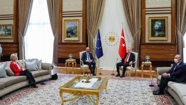 <p>Dieses vom Europäischen Rat zur Verfügung gestellte Foto zeigt den türkischen Präsidenten Recep Tayyip Erdogan (2.v.r) und den türkischen Außenminister Mevlut Cavusoglu (r.) während eines Treffens mit EU-Kommissionspräsidentin Ursula von der Leyen (l.) und EU-Ratspräsident Charles Michel (2.v.l.).</p>