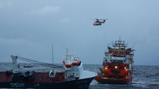 <p>Das niederländische Frachtschiff Eemslift Hendrika treibt ohne Besatzung vor Norwegen. Das Schiff hat rund 350 Tonnen Schweröl und 50 Tonnen Diesel an Bord. Es besteht die Gefahr, dass es kentert und dann der Treibstoff ins Meer ausläuft.</p>